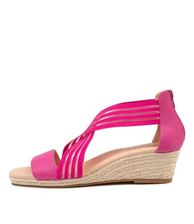 SUPERSOFT SUPERSOFT ZIPS BLACK LEA ELASTIC WOMENS SHOES CASUAL SANDALS HEELED