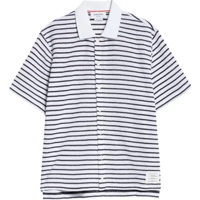 THOM BROWNE THOM BROWNE STRIPE SHORT SLEEVE COTTON KNIT BUTTON-UP SHIRT