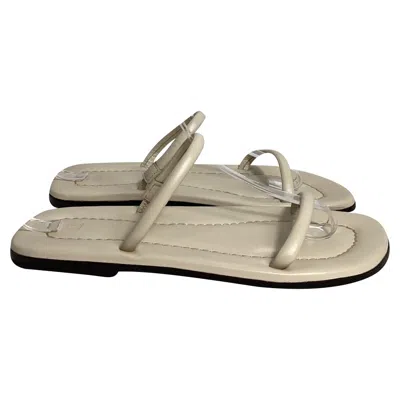 TOTÊME CITY FLAT SANDALS IN CREAM LEATHER