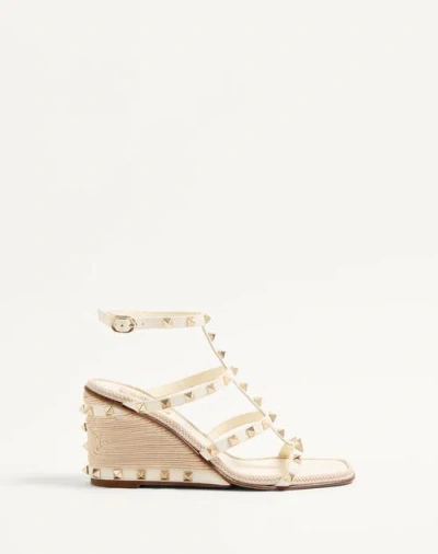 VALENTINO GARAVANI VALENTINO GARAVANI ROCKSTUD CALFSKIN WEDGE SANDAL WITH CORNELY EMBROIDERY 80MM WOMAN IVORY 42