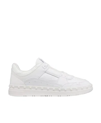 VALENTINO GARAVANI VALENTINO GARAVANI ROCKSTUD ROUND TOE LACE-UP SNEAKERS