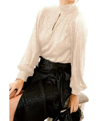 VINE & LOVE KYLIE KEYHOLE SEQUIN TOP IN SILVER